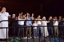 المقدسيون يصلون الفجر خارج الاقصى وينتظرون التقرير النهائي